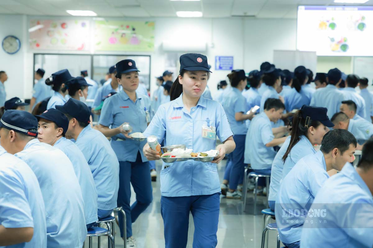 Công nhân dự Bữa cơm Công đoàn. Ảnh: Hải Nguyễn