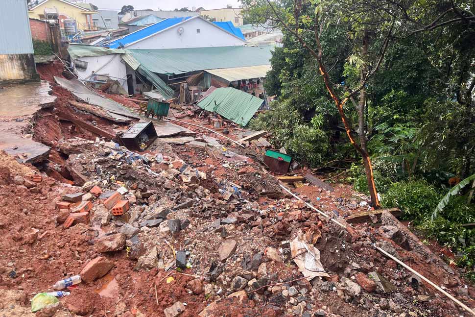 La cloture de la gare routiere de Duc Long Gia Lai s'effondre et engloutit les biens des habitants. Photo : Hoang Hoai