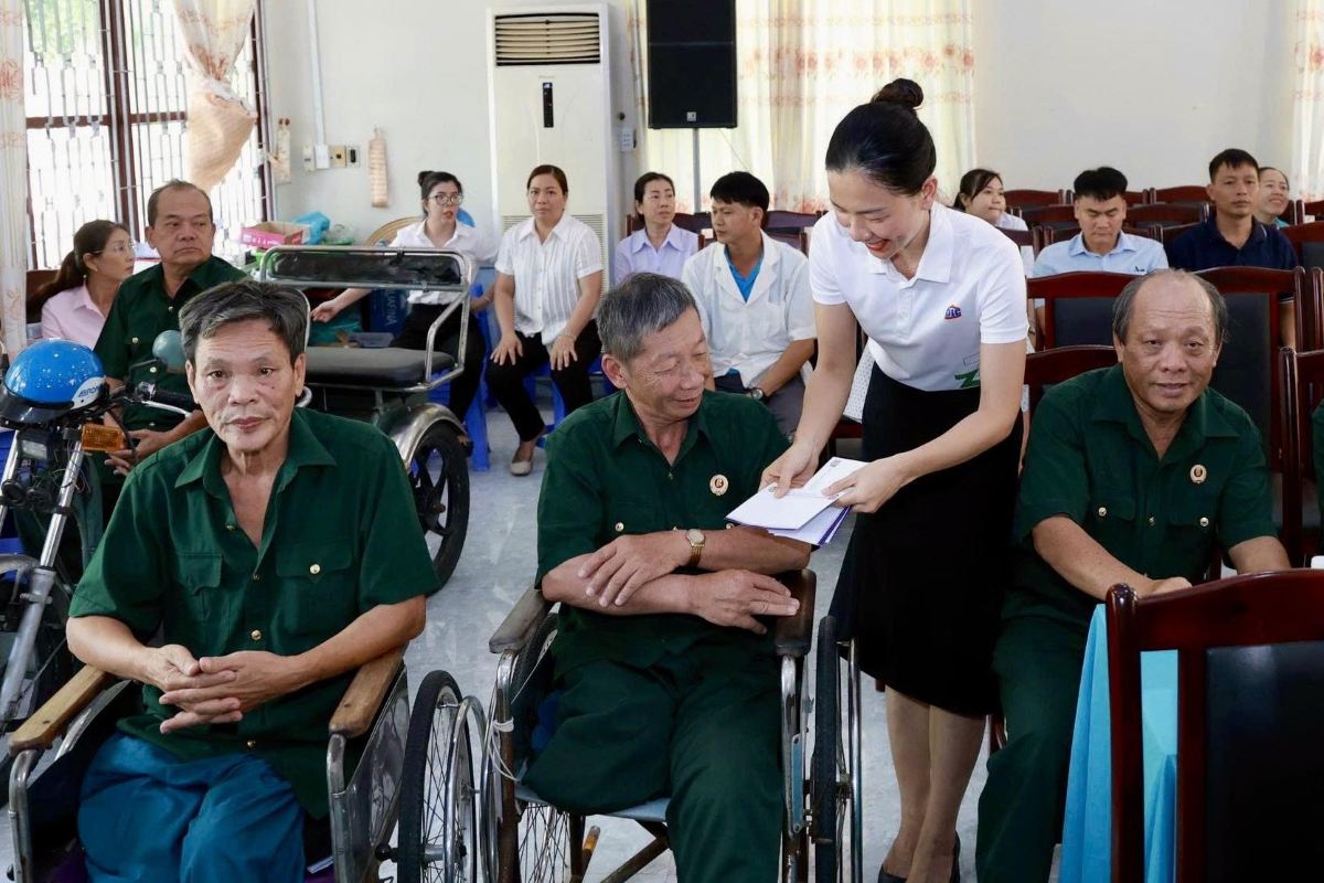 Bà Nguyễn Thị Kim Nhung - Chủ tịch Công đoàn Cơ sở Tập đoàn DIC - thăm hỏi, trao quà cho các thương binh tại Trung tâm điều dưỡng. Ảnh: CĐCS DIC
