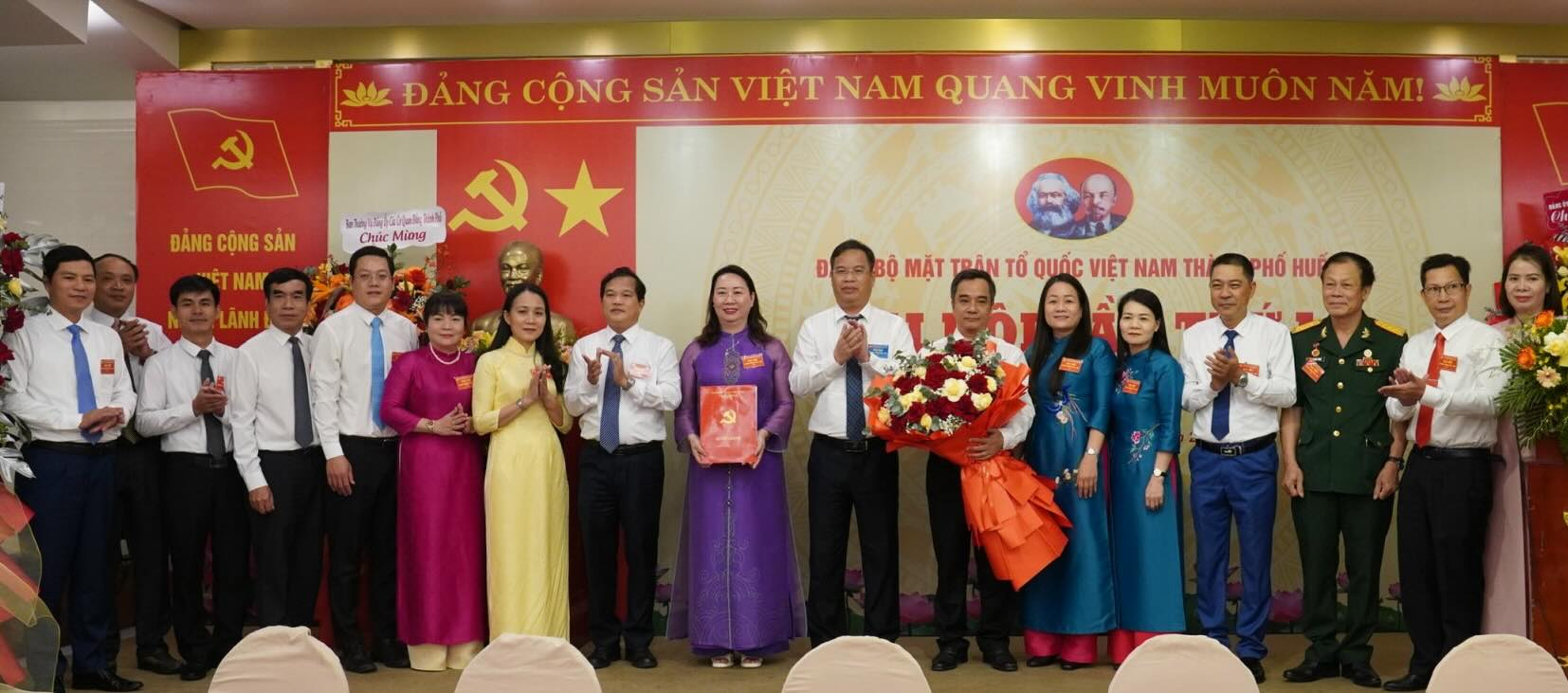 El Comite Ejecutivo del Frente de la Patria de Vietnam de Hue City, termino 2025 - 2030 lanzo la tarea. Foto: H. Hien