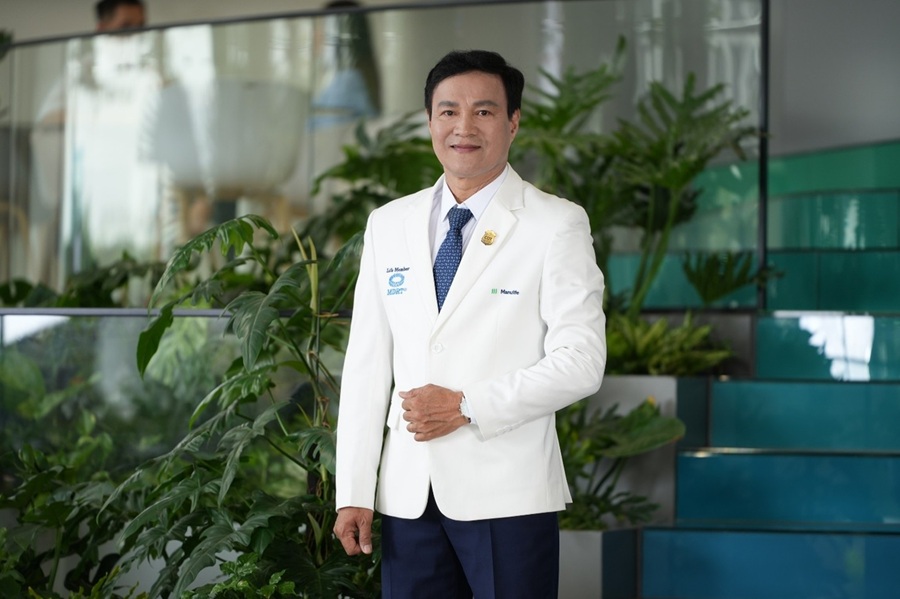 Su kien tri, ben bi giup anh Pham Van Tam dat duoc nhung thanh tuu noi bat trong su nghiep tu van bao hiem sau hon 20 nam lam nghe. Anh: NVCC