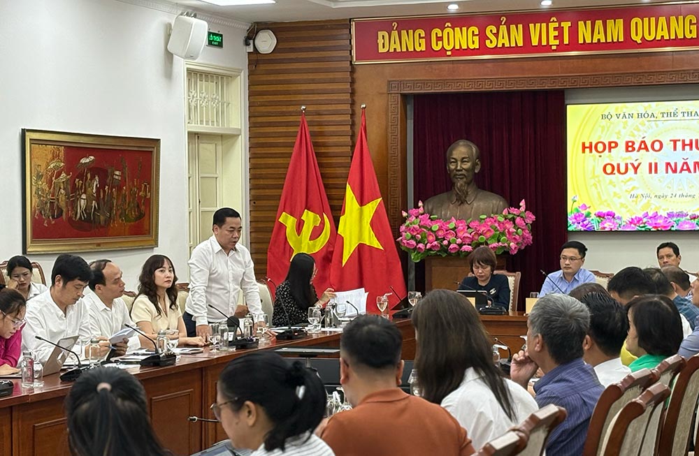 Ong Tran Huong Duong - Pho Cuc truong Cuc Nghe thuat bieu dien, thong tin tai cuoc hop. Anh: Y Yen