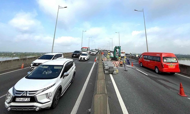 Repairing Long Thanh Bridge on Ho Chi Minh City - Long Thanh - Dau Giay Expressway. Photo: VEC-E
