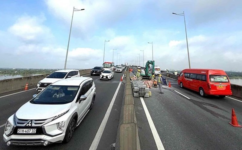 Repairing Long Thanh Bridge on Ho Chi Minh City - Long Thanh - Dau Giay Expressway. Photo: VEC-E