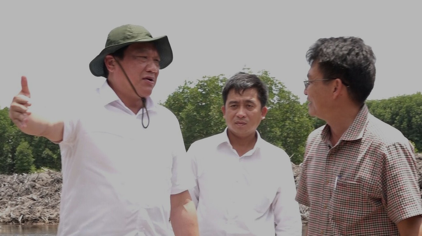Pho chu tich UBND tinh Ca Mau Lam Van Bi (nguoi doi non) kiem tra dia diem khoi cong cao toc Ca Mau - Dat Mui tai xa Dat Mui. Anh: Nhat Ho