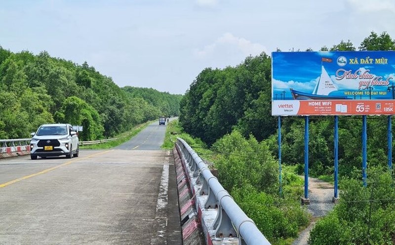 National Highway to Dat Mui, Ca Mau. Photo: Nhat Ho