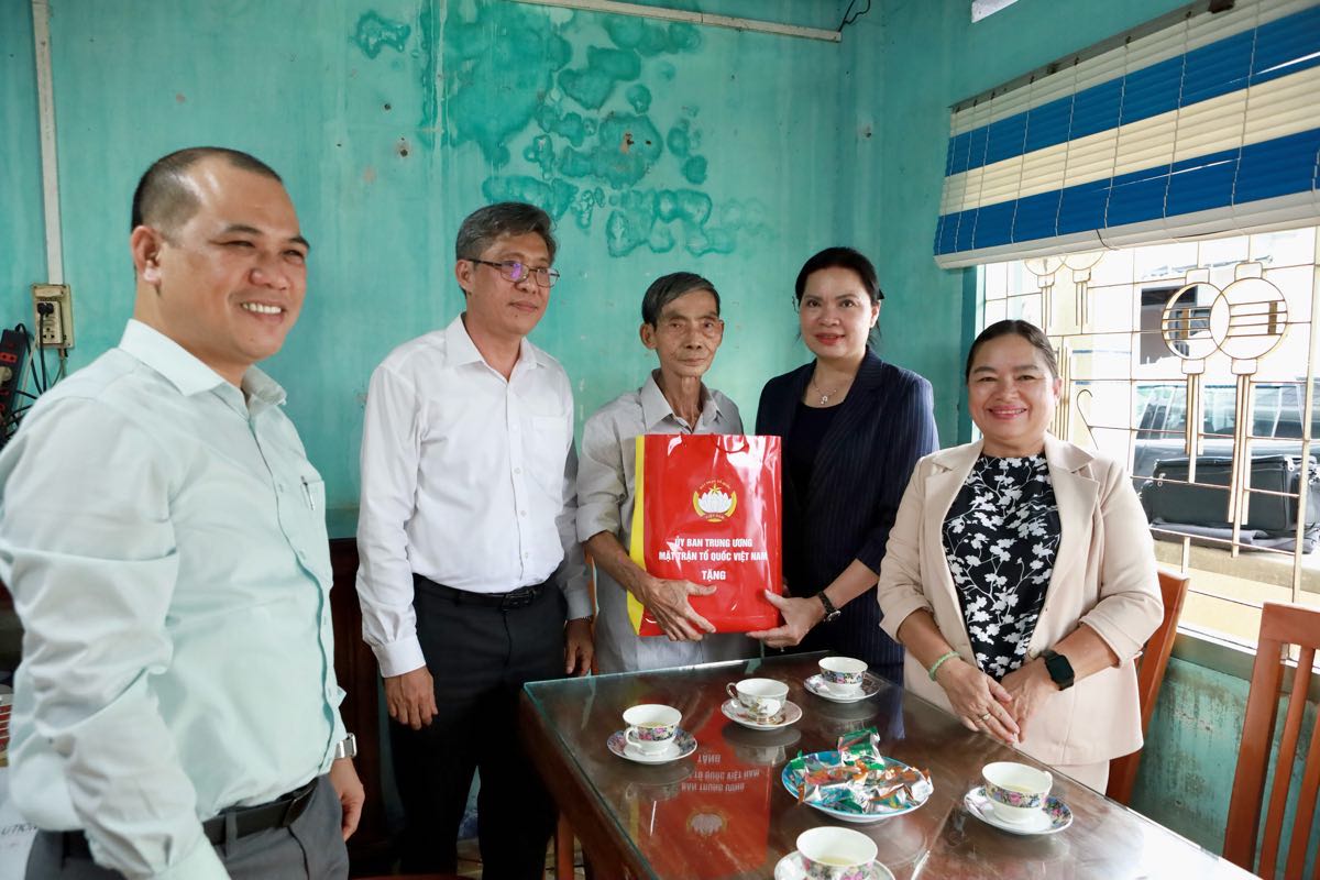 Pho Chu tich Uy ban Trung uong MTTQ Viet Nam - Ha Thi Nga va lanh dao dia phuong den tham, tang qua cho thuong binh Cao Van Hoi. Anh: Duy Tuan 