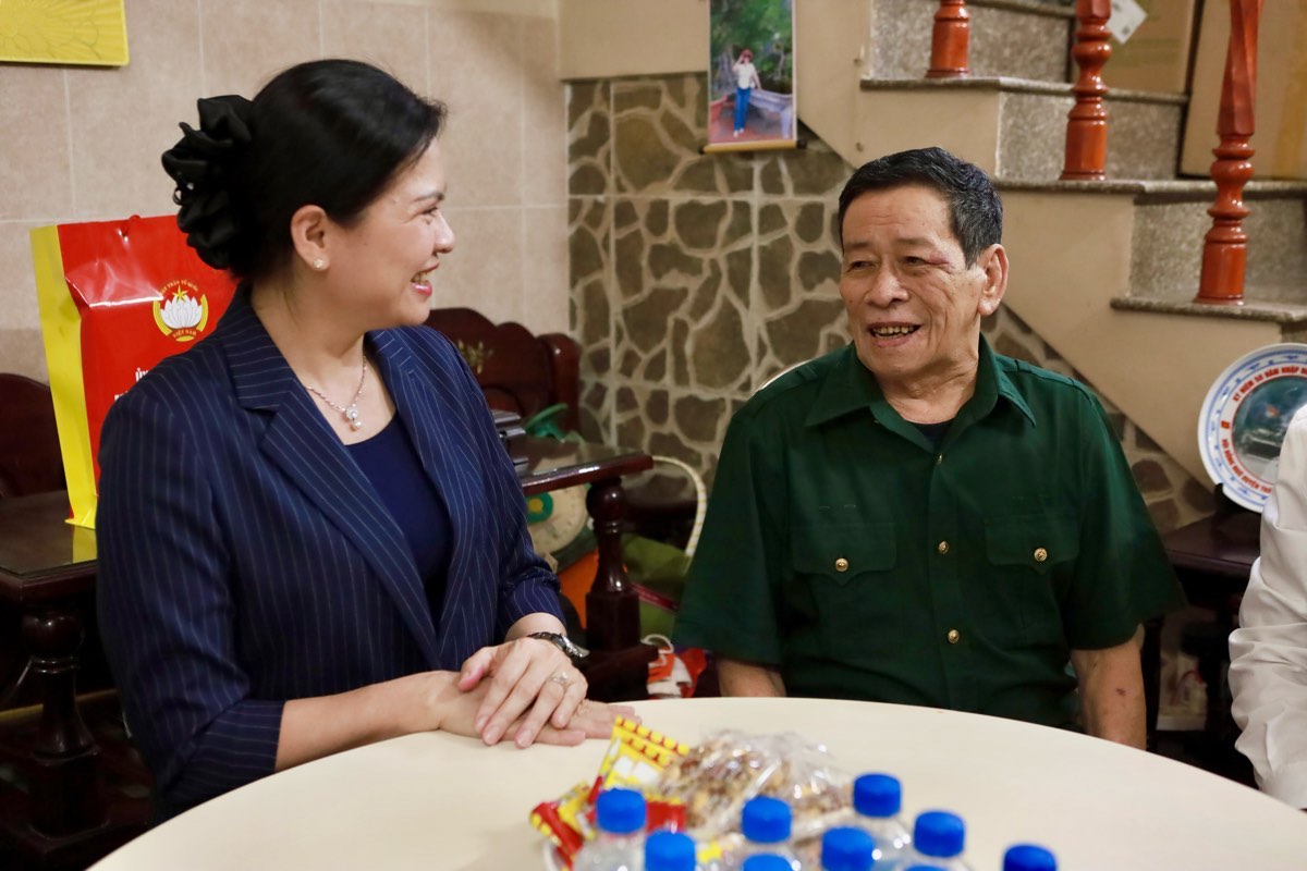 Doan cong tac den tham, tang qua nhung nguoi co cong voi cach mang o Lam Dong. Anh: Duy Tuan 