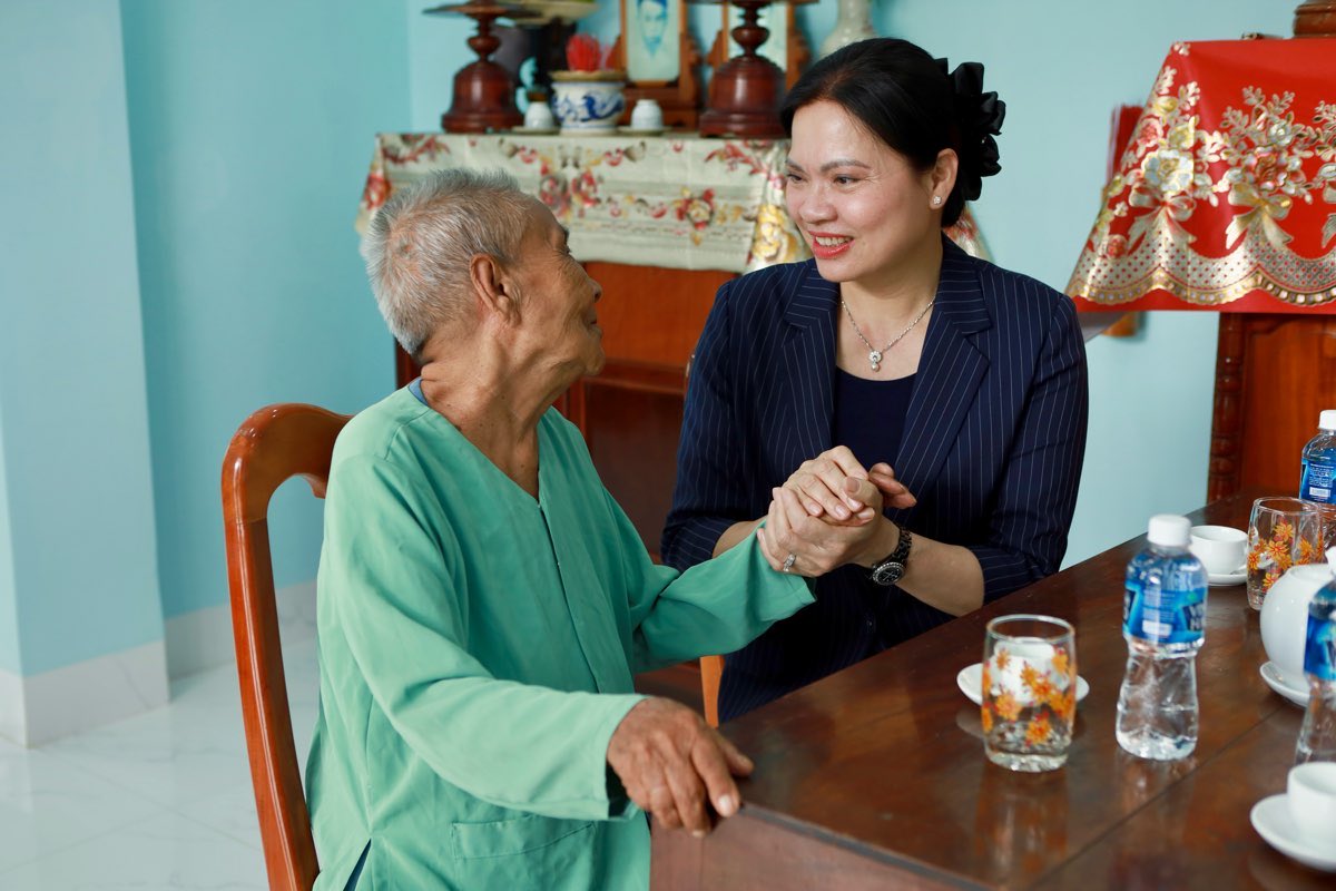 Pho Chu tich Uy ban Trung uong MTTQ Viet Nam - Ha Thi Nga tham hoi Me Viet Nam anh hung Luong Thi Con. Anh: Duy Tuan 