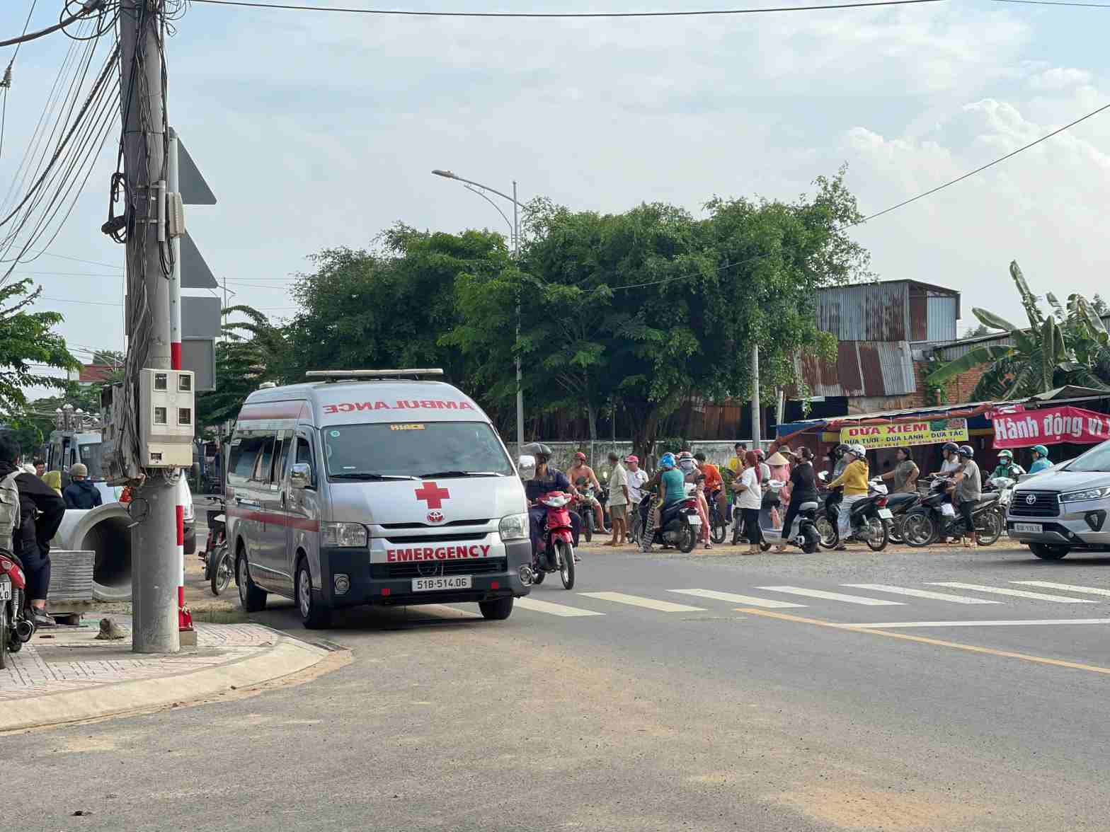Cong an dang dieu tra lam ro vu chet nguoi nay. Anh: Dinh Trong