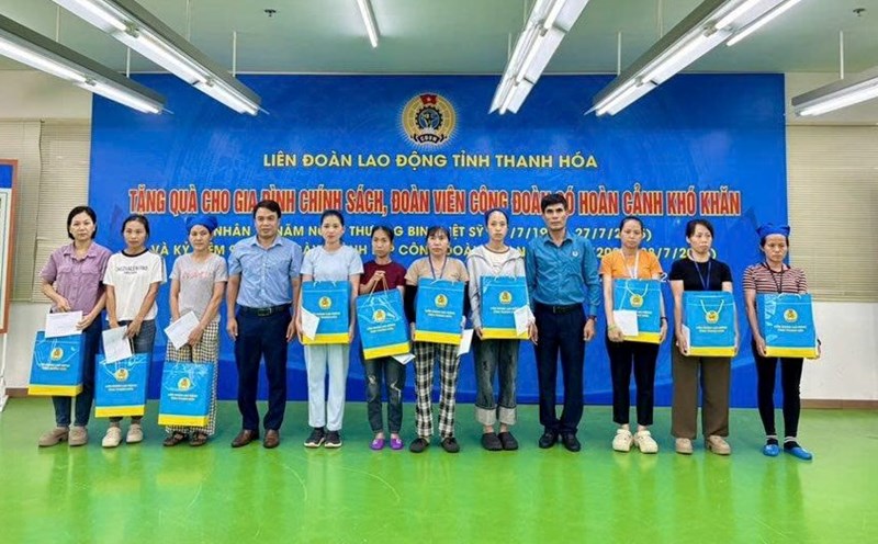 Thanh Hoa Provincial Federation of Labor presented gifts to policy families and union members in difficult circumstances. Photo: Thanh Hoa Trade Union