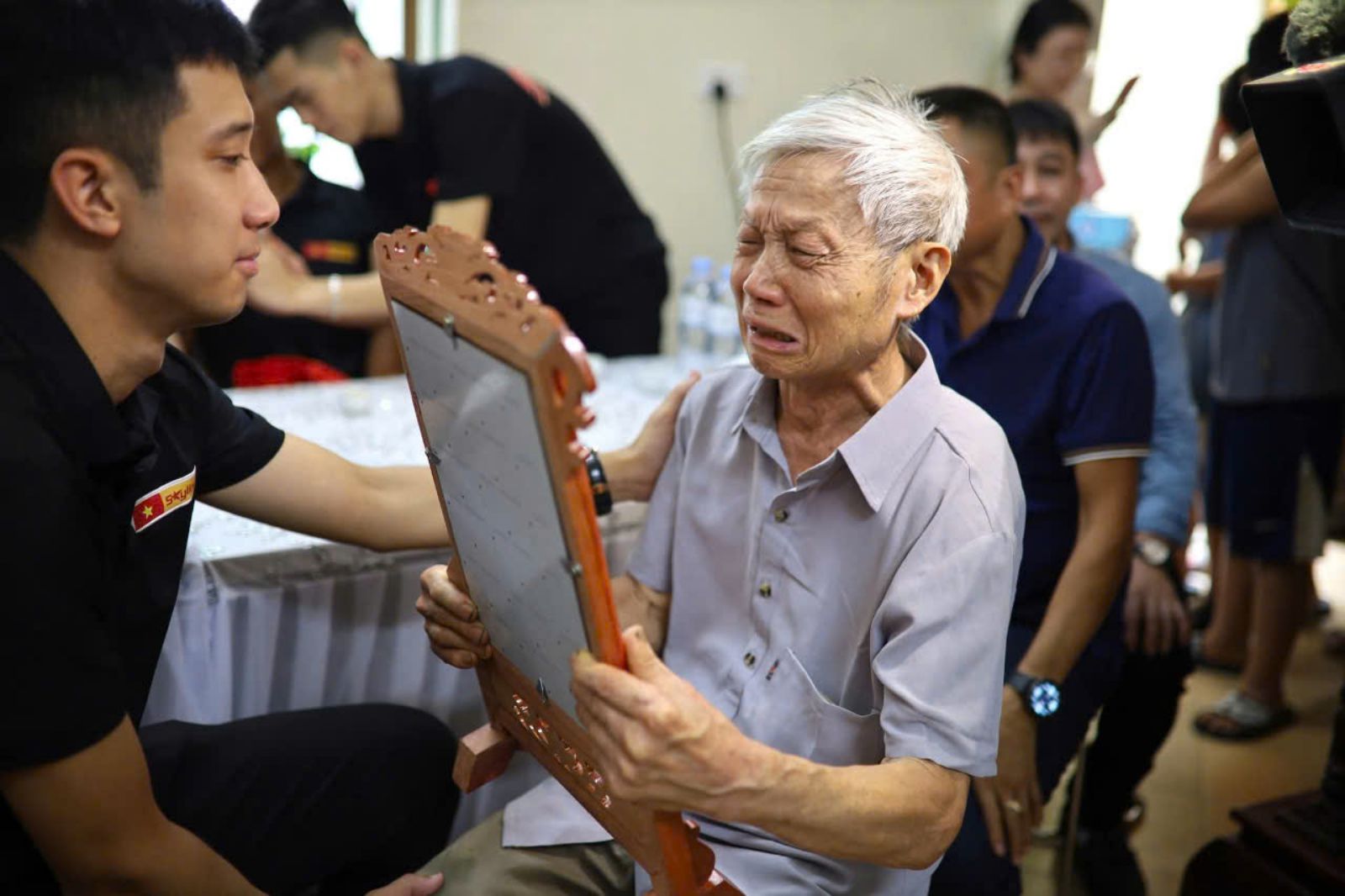 Ong Duong Dinh Long vo cung xuc dong khi nhan di anh cha. Anh: Nhan vat cung cap