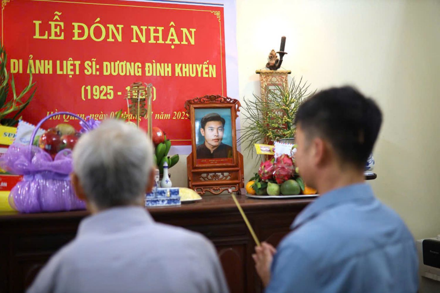 The portrait of martyr Duong Dinh Khuyen was solemnly placed on the family's altar. Photo: Character provided