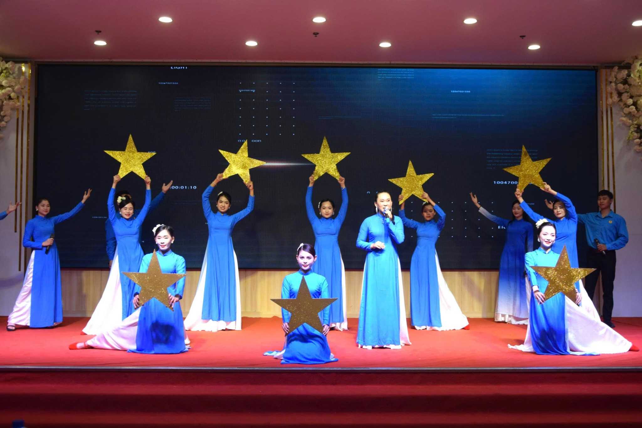 ソンラ省労働組合連盟が主催するベトナム労働組合創立96周年(1929年7月28日〜2025年7月28日)の集会プログラムは、特別な芸術パフォーマンスで始まりました。写真:ミン・グエン
