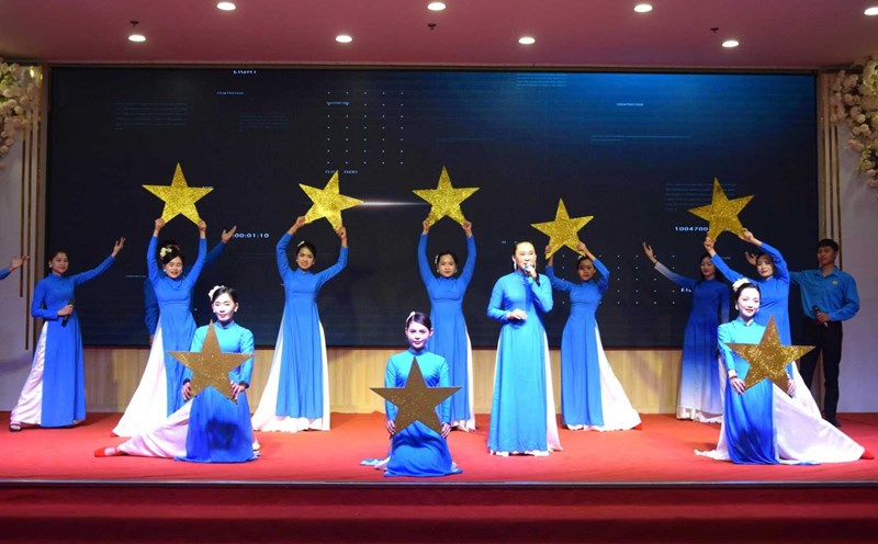 The program to meet the 96th anniversary of the founding of the Vietnam Trade Union (July 28, 1929 - July 28, 2025) organized by the Son La Provincial Federation of Labor was opened with special art performances. Photo: Minh Nguyen