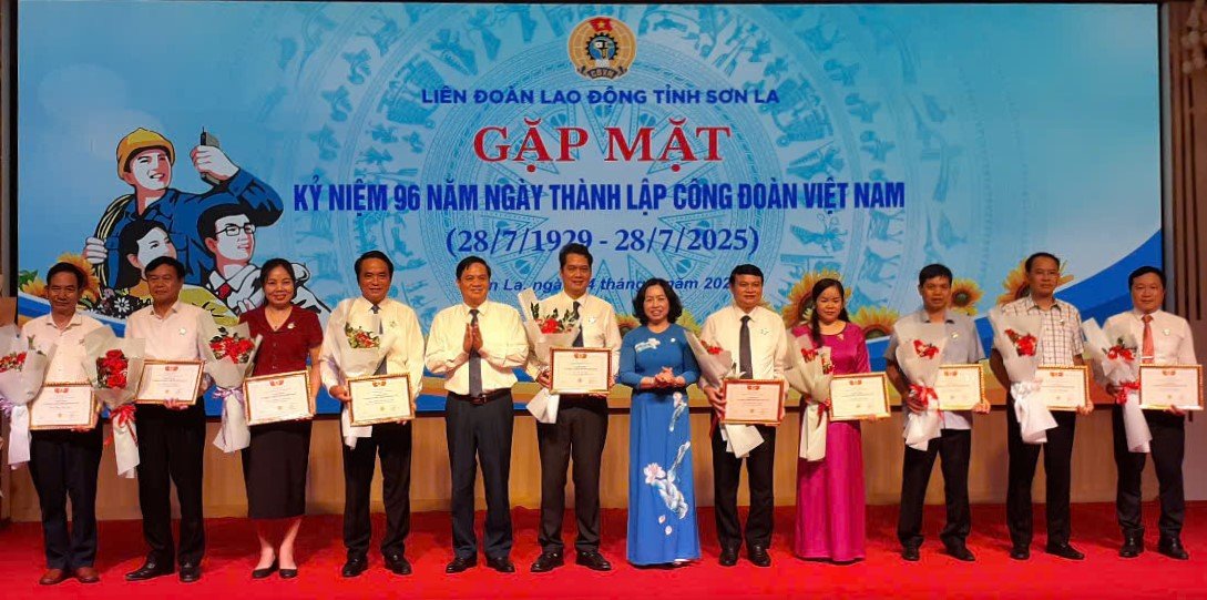 Ba Thai Thu Xuong - Pho Chu tich Thuong truc Tong LDLD Viet Nam trao Ky niem chuong cua T
