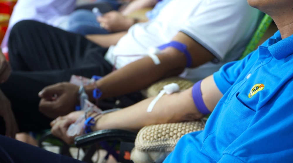 헌혈에 참여하는 조합원과 노동자.