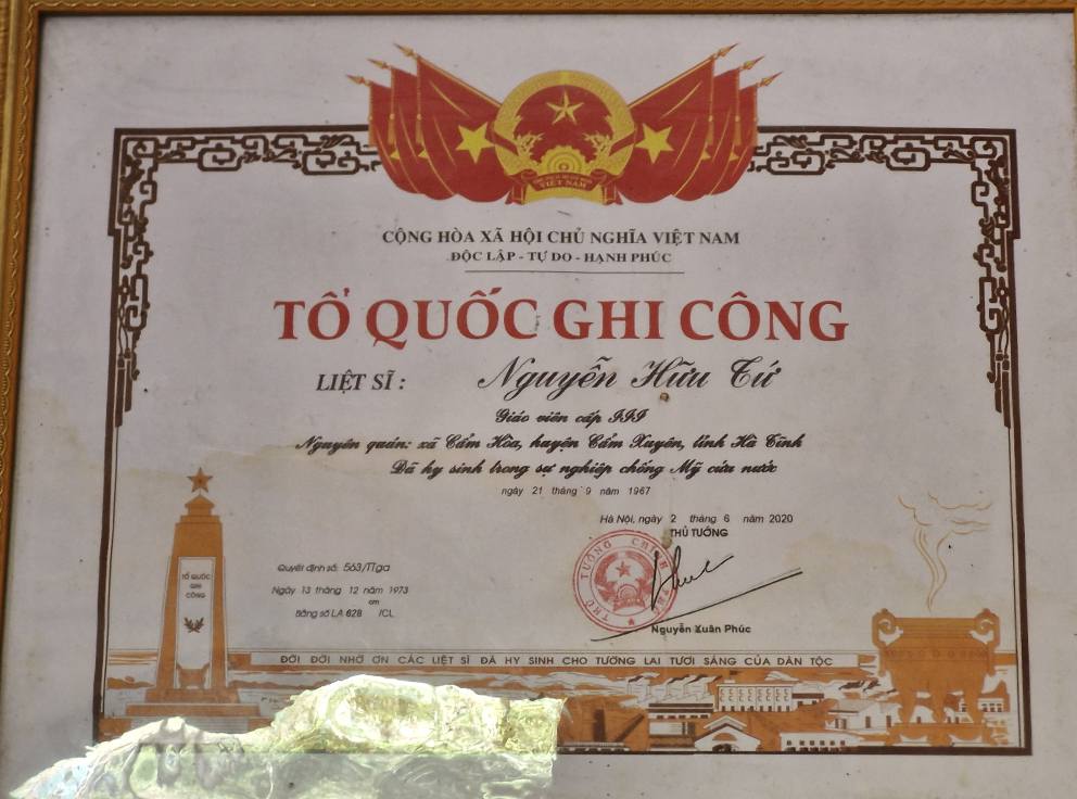 Bang To quoc ghi cong liet si - nha giao Nguyen Huu Tu. Anh: Van Le