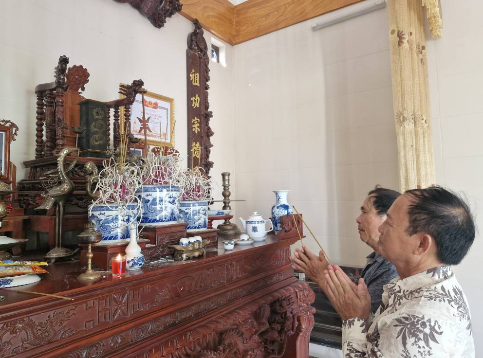 Leaders of the Ha Tinh Former Parents' Association offered incense to commemorate martyr Nguyen Huu Tu. Photo: Van Le
