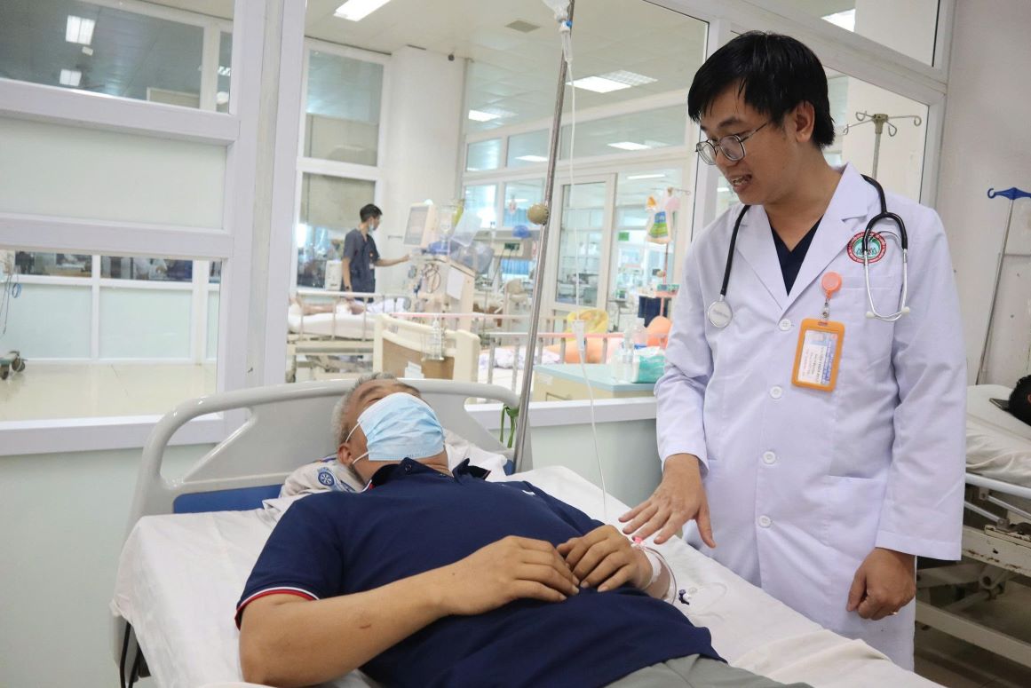Doctor Nguyen Thien Phuc checks the patient's health after being re-opened a cerebral aneurysm due to a stroke. Photo: Thanh Quynh
