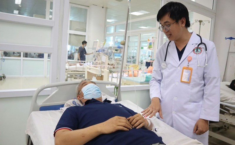 Doctor Nguyen Thien Phuc checks the patient's health after being re-opened a cerebral aneurysm due to a stroke. Photo: Thanh Quynh