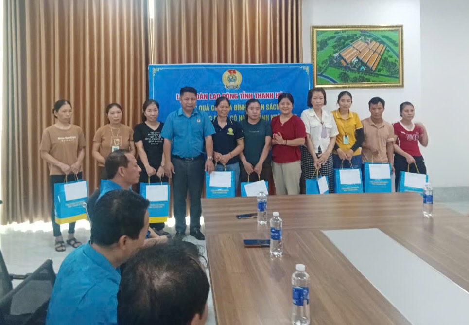 김비엣 신발 노동자를 방문하여 선물을 증정합니다. 사진: 탄호아 노동조합