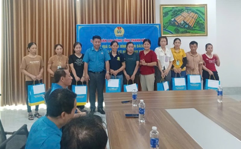 Visiting and giving gifts to workers in Kim Viet Shoes. Photo: Thanh Hoa Trade Union