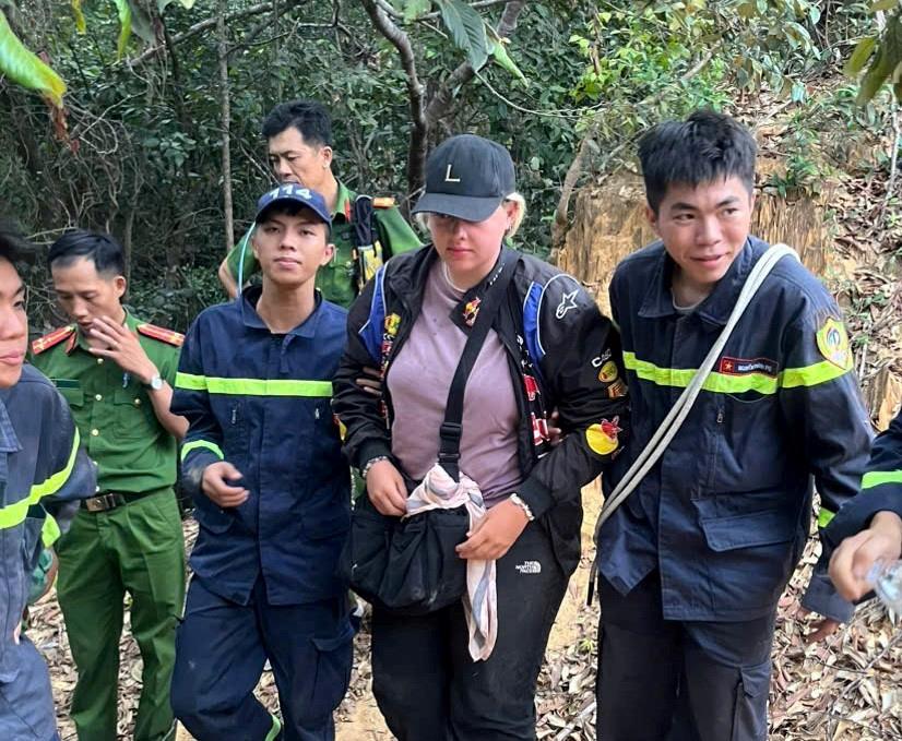 Luc luong cuu ho cuu nan ho tro dua du khach nuoc ngoai bi mat suc khi da ngoai o nui Co Ong, thon Dam Mon xuong nui. Anh: Hoang Anh