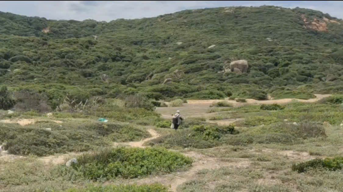 Des touristes epuises lors d'une randonnee dans la region de la montagne Co Ong village de Dam Mon commune de Dai Lanh Khanh Hoa. Photo : Nguyen Tam