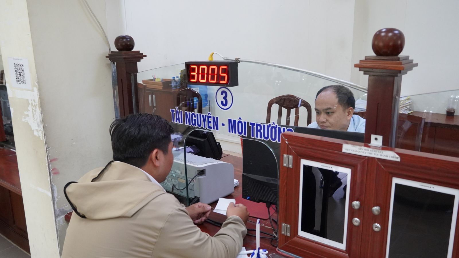 People come to do land procedures at the Public Administration Service Center of Ninh Kieu Ward, Can Tho City. Photo: Phuong Anh