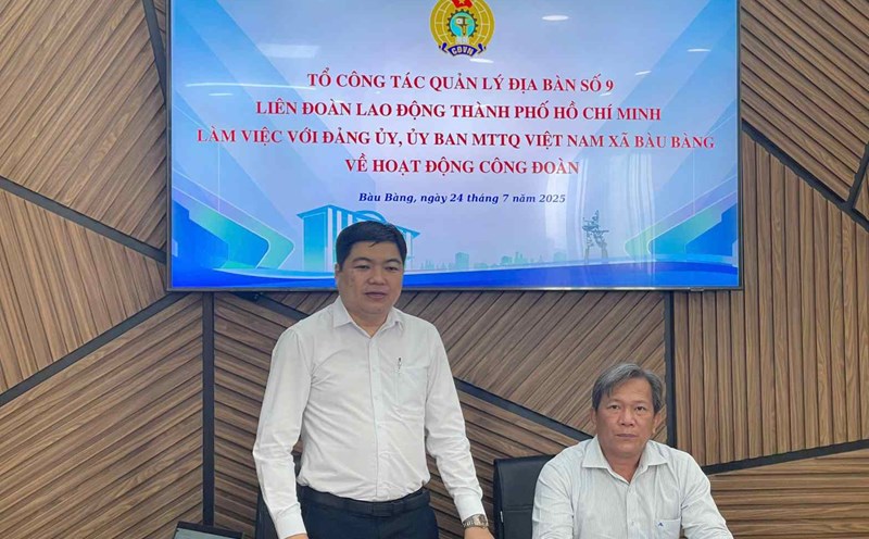 Mr. Nguyen Tan Dat - Vice Chairman of the Ho Chi Minh City Labor Federation worked on Trade Union activities in Bau Bang commune. Photo: Yen Nhi
