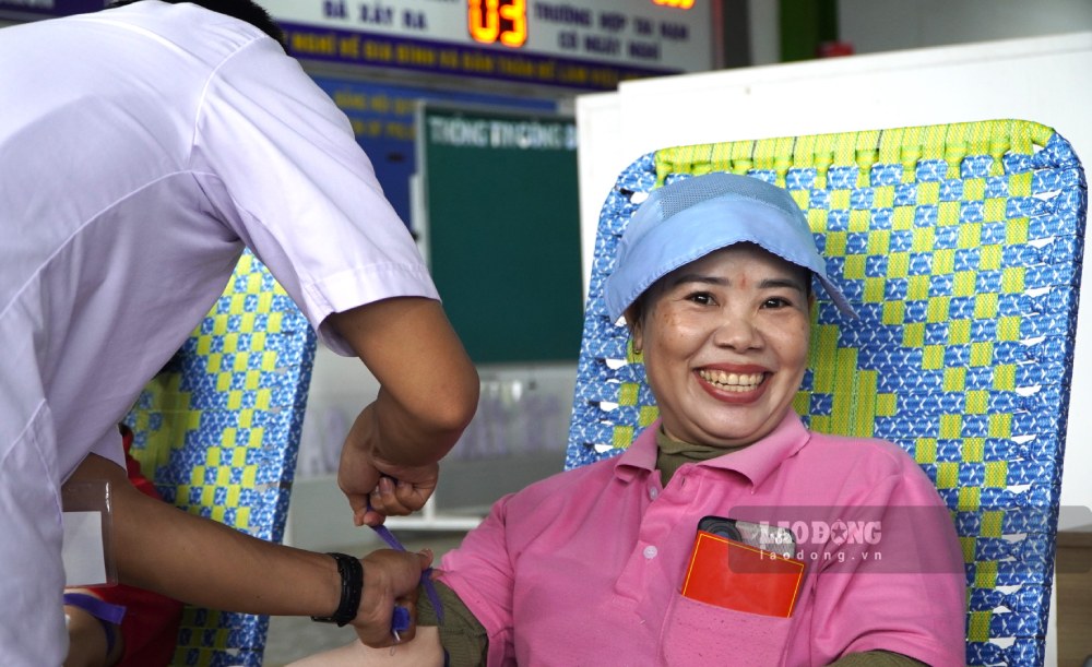 Chi Le Thi Be, doan vien cong ty chia se chi da tham gia hien mau 19 lan trong suot 10 nam qua. “Toi thay hien mau tot, y nghia, giup duoc nguoi benh can mau nen duy tri tham gia. Mong moi nguoi se hieu va tham gia nhieu hon nua viec tu te nay”, chi Be vui ve noi.