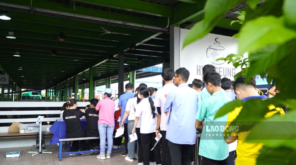 Hon 150 doan vien, cong nhan lao dong tap trung dong du tu som, lam cac thu tuc dien thong tin, kiem tra nhom mau truoc khi thuc hien lay mau. Ai nay deu rat tich cuc, hang hai vi hoat dong y nghia thiet thuc, giup ich cho cong dong.