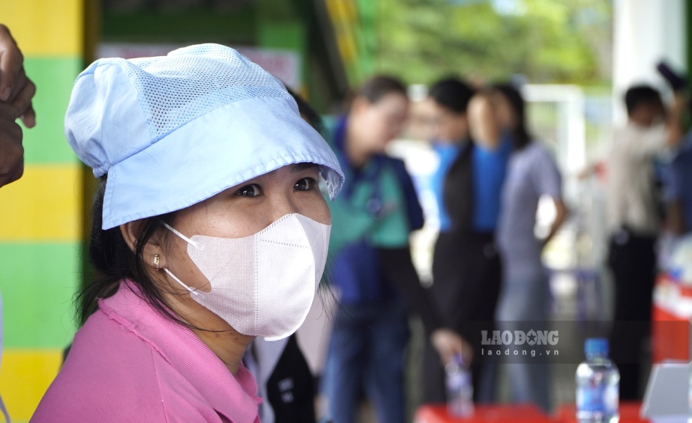 Ba Ton Nu My Hanh – Chu tich CDCS cong ty TNHH Hwaseung Rach Gia cho biet: Hoat dong hien mau nay lan dau tien to chuc o CDCS cong ty va qua su keu goi, van dong thi nhan duoc su huong ung rat nhiet tinh cua doan vien, cong nhan lao dong cong ty.