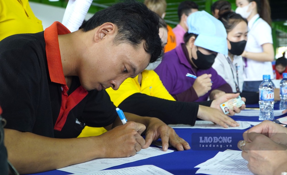 Anh Tran Minh Thuan, doan vien cong ty chia se: “Toi cung tham gia hien mau duoc 3 lan. Hien mau xong suc khoe minh van binh thuong, mau cung se tai tao lai, minh van dam bao cho cong viec. Neu cong ty co to chuc nua thi toi cung se huong ung tham gia”.