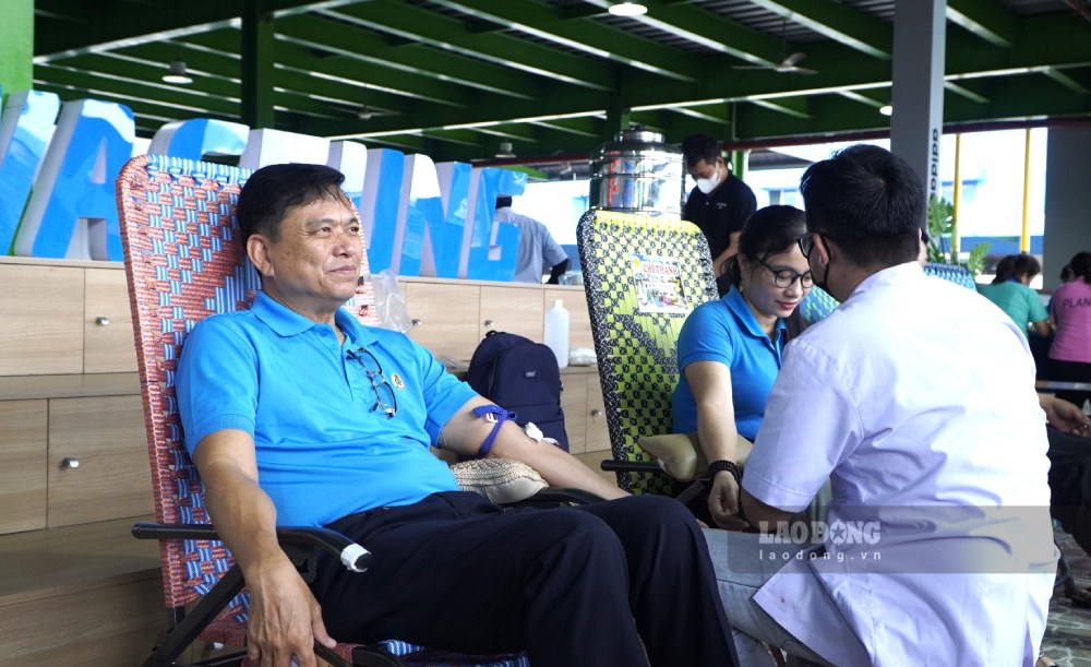 Ong Do Tran Thinh - Chu tich LDLD tinh An Giang cho hay: chuong trinh lan nay do LDLD tinh An Giang cung Hoi Chu Thap do tinh va CDCS Cong ty TNHH Hwaseung Rach Gia (Khu Cong nghiep Thanh Loc) to chuc.