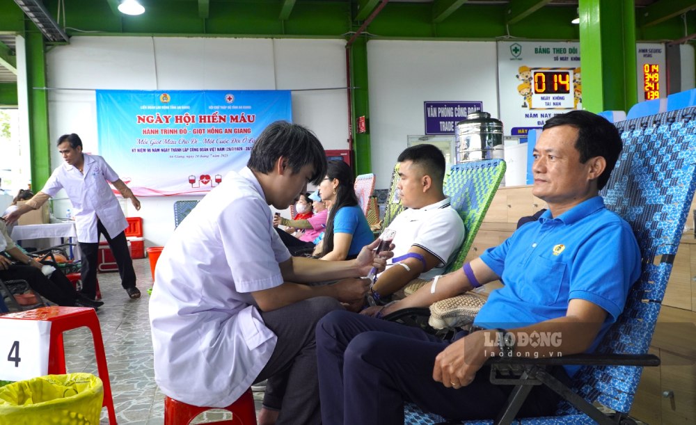 Khong chi la hoat dong thiet thuc huong toi ky niem ngay thanh lap Cong doan Viet Nam ma qua day con giup doan vien cong ty chia se trach nhiem voi cong dong tu hoat dong hien mau y nghia.
