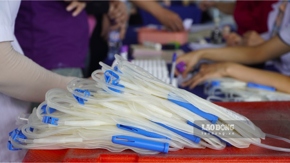 노동자들이 헌혈에 적극적으로 참여하고 있습니다.