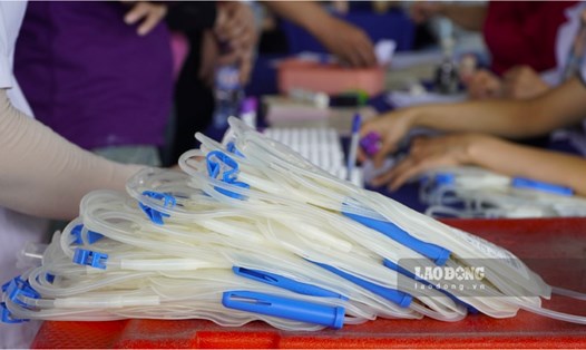 Công nhân lao động tích cực tham gia hiến máu.