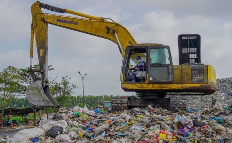 Thanks to practical solutions, waste treatment at Soc Trang solid waste treatment plant has become easier. Photo: Phuong Anh