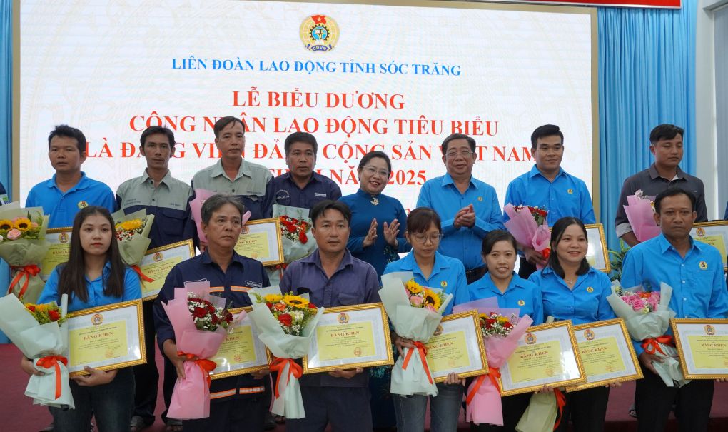 Cac cong nhan la dang vien tieu bieu duoc vinh danh, nhan bang khen cua LDLD tinh Soc Trang (cu) hoi cuoi thang 6.2025. Anh: Phuong Anh