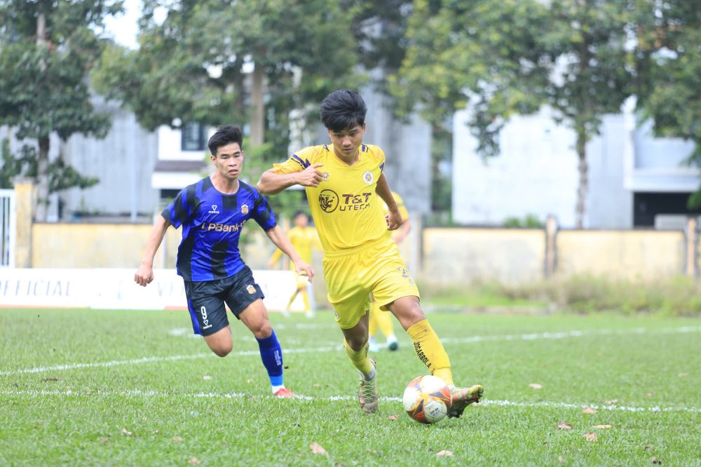 Hanoi (yellow shirt) and Hoang Anh Gia Lai I both won tickets to the quarter-finals of the 2025 National U21. Photo: VFF