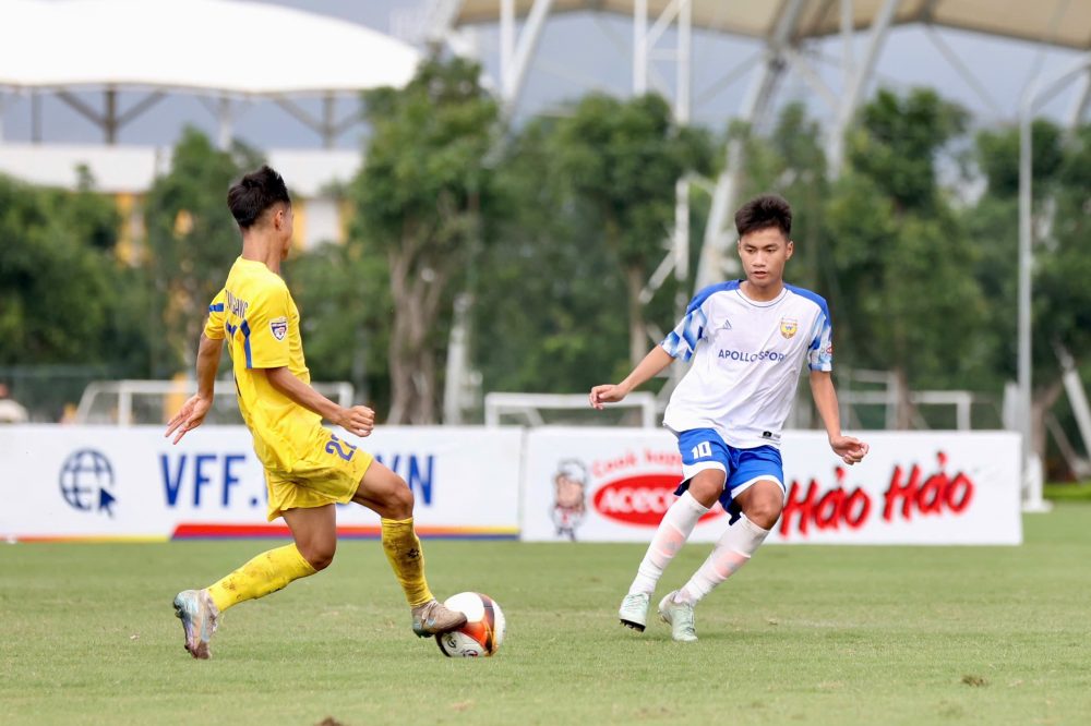 U15 Hong Linh Ha Tinh (white shirt) had a valuable draw against U15 Song Lam Nghe An. Photo: VFF