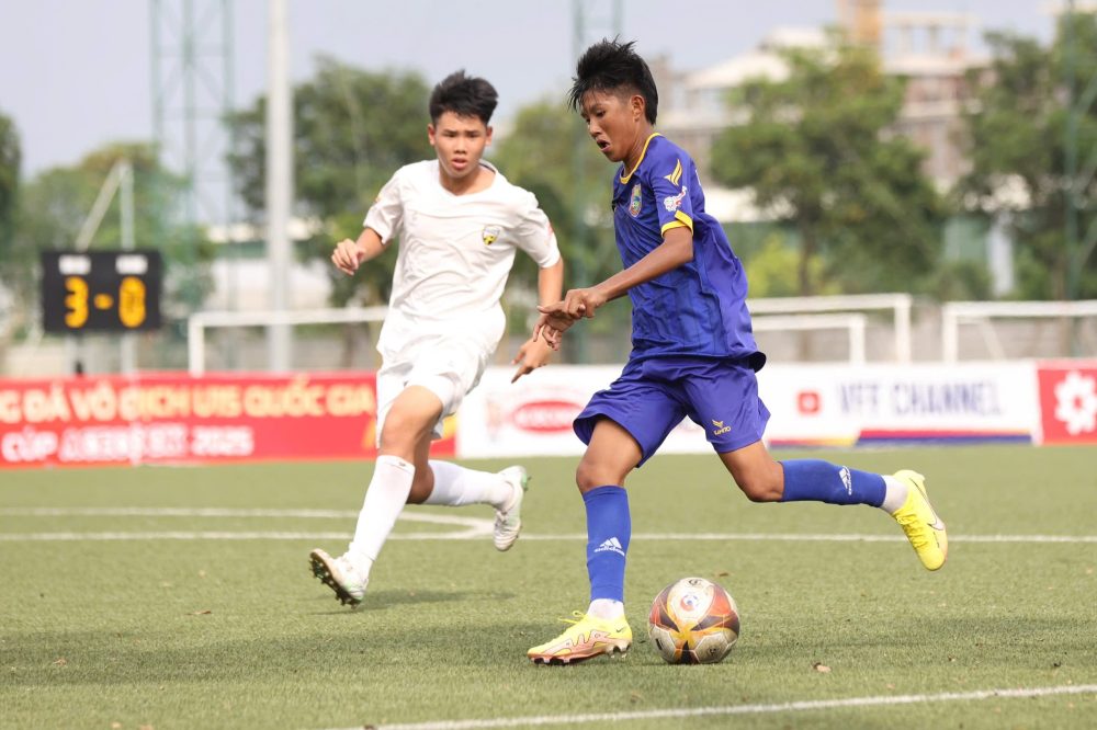 U15 Dak Lak tao the tran ap dao truoc U15 An Giang. Anh: VFF