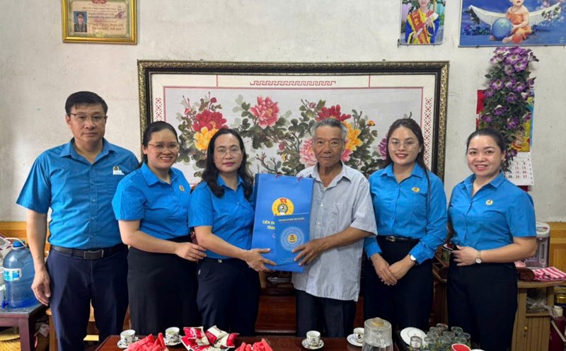 Cao Bang Provincial Federation of Labor presented gifts of gratitude to war invalids and sick soldiers. Photo: Khanh Duy.