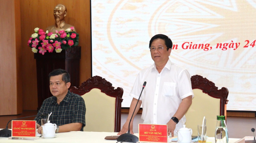 호반므엉(Ho Van Mung) 성 인민위원회 위원장이 IUU 어업 퇴치 회의에서 지시 연설을 하고 있습니다. 사진: 응옥마이(Ngoc Mai)