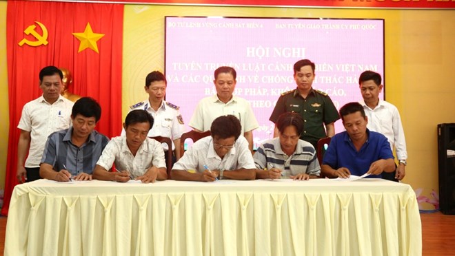 Trong buoi tuyen truyen tai TP Phu Quoc, chu phuong tien va thuyen truong da ky cam ket khong vi pham IUU. Anh: BTL Vung CSB4