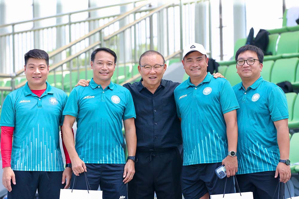 Coach Park Hang-seo took a commemorative photo with members of Nam Dinh club. Photo: Nam Dinh Club