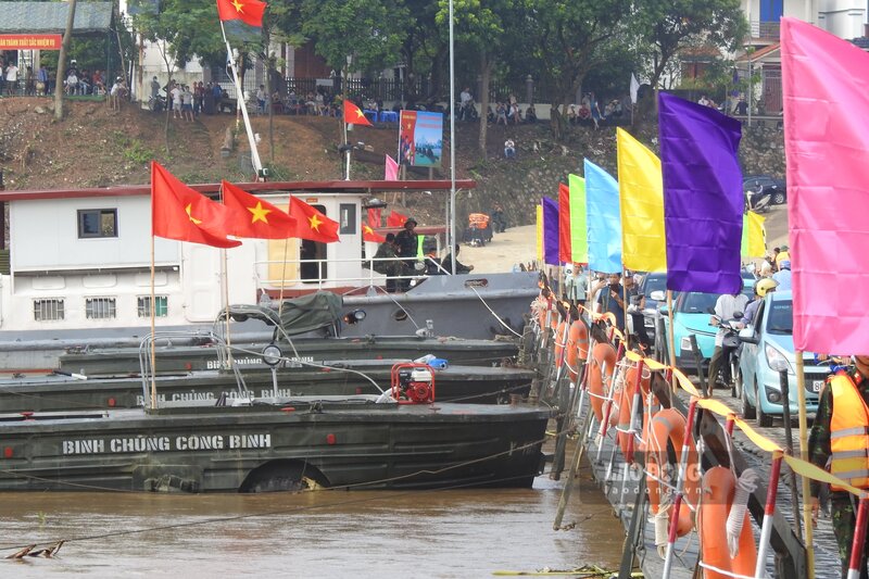 Anh Bui Van Tuyen - chu cua hang buon ban, sua chua dien thoai di dong tai khu vuc cau Phong Chau phia xa Van Xuan, tinh Phu Tho - chia se: “Nha toi o Viet Tri, kinh doanh o dau cau Phong Chau nen di lai moi ngay. Gan 1 nam nay, toi va nhieu nguoi dan da chung kien su no luc, noi vat va cua bo doi de chung toi co the an toan sang song. Hinh anh bo doi gan bo, phuc vu nhan dan lam toi lai cang them yeu que huong, dat nuoc minh“.