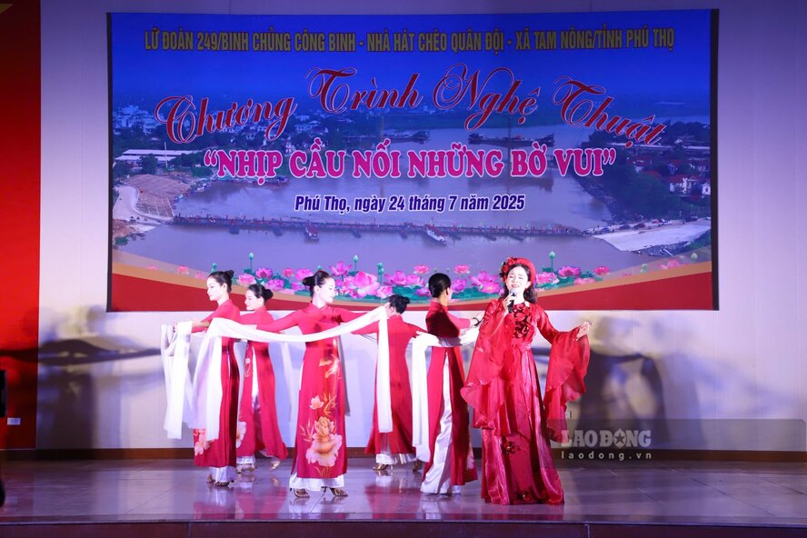 Trong ngay ky niem 74 nam Ngay truyen thong Lu doan 249 (24.7.1951 - 24.7.2025), chuong trinh nghe thuat “Nhip cau noi nhung bo vui” duoc Lu doan 249 - Binh chung Cong binh, Nha hat Cheo Quan doi va xa Tam Nong to chuc da thu hut dong dao nguoi dan den xem.